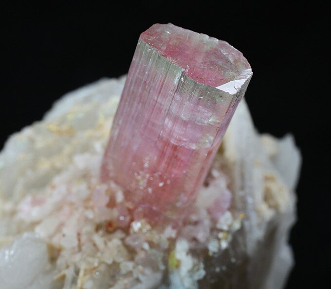 Отдельный кристалл кварца имеет выраженную зональную окраску 