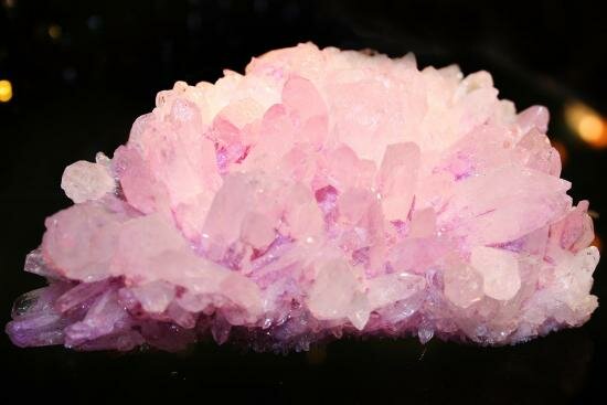Щетка кристаллов розового кварца выглядит особенно нежно