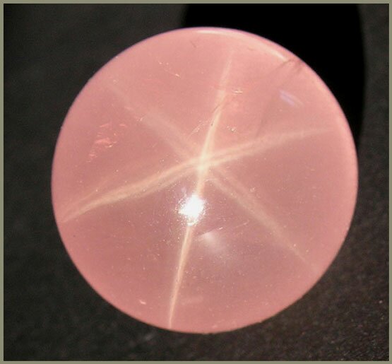 Розовый кварц с эффектом астеризма 