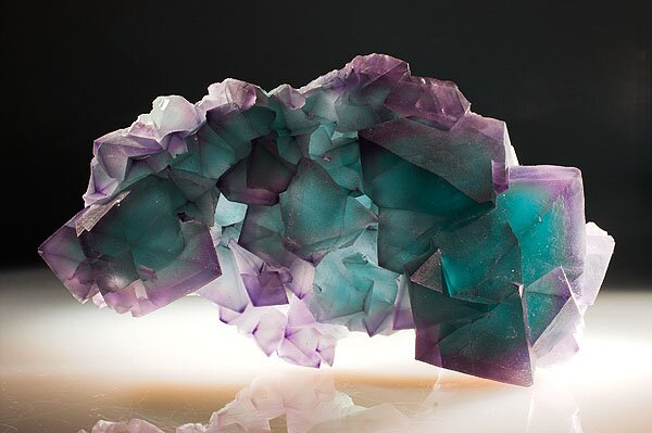 Фиолетовый камень флюорит, его свойства и сферы применения