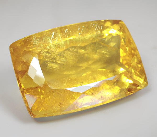 Солнечный, золотисто-желтый камень гелиодор не даром получил свое имя 