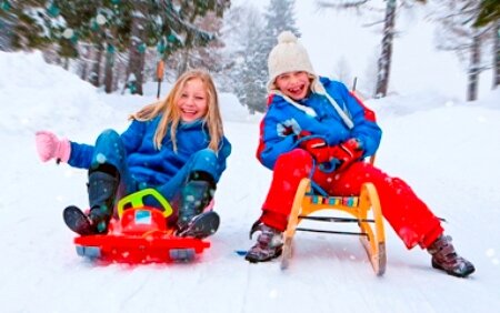Выбор средства зимнего катания для ребенка: санки, снегокаты, тюбинги