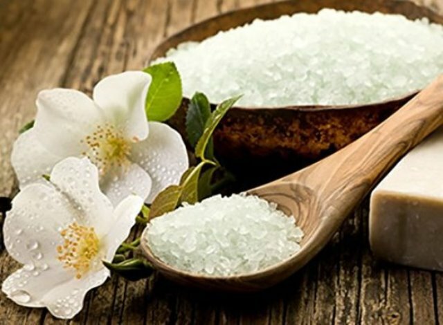 Морская соль используется для приготовления домашних скрабов